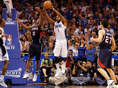 国安女门将逛利雅得商店，一旁男性：你和C罗挺搭，要不嫁给他